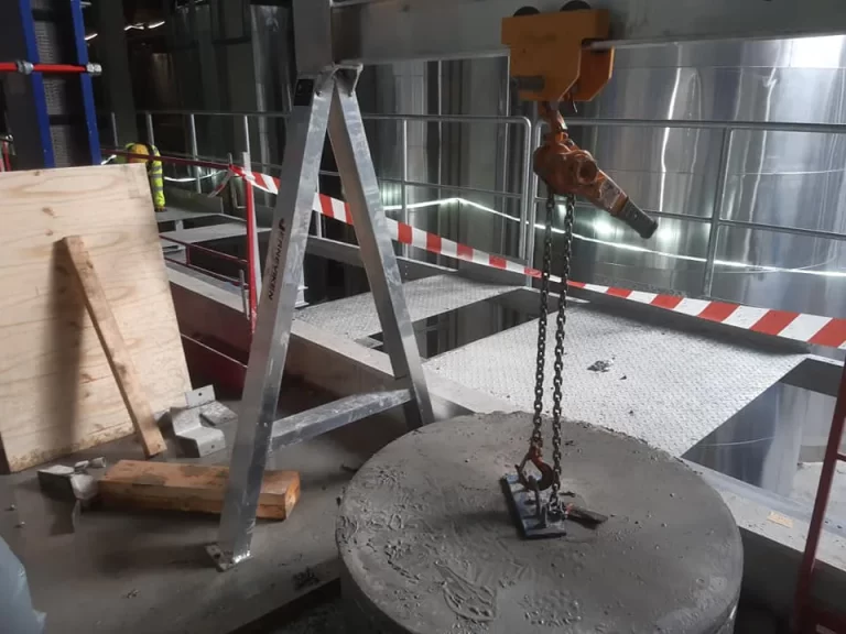 Utborrad betongkärna lyfts upp med kättingtalja